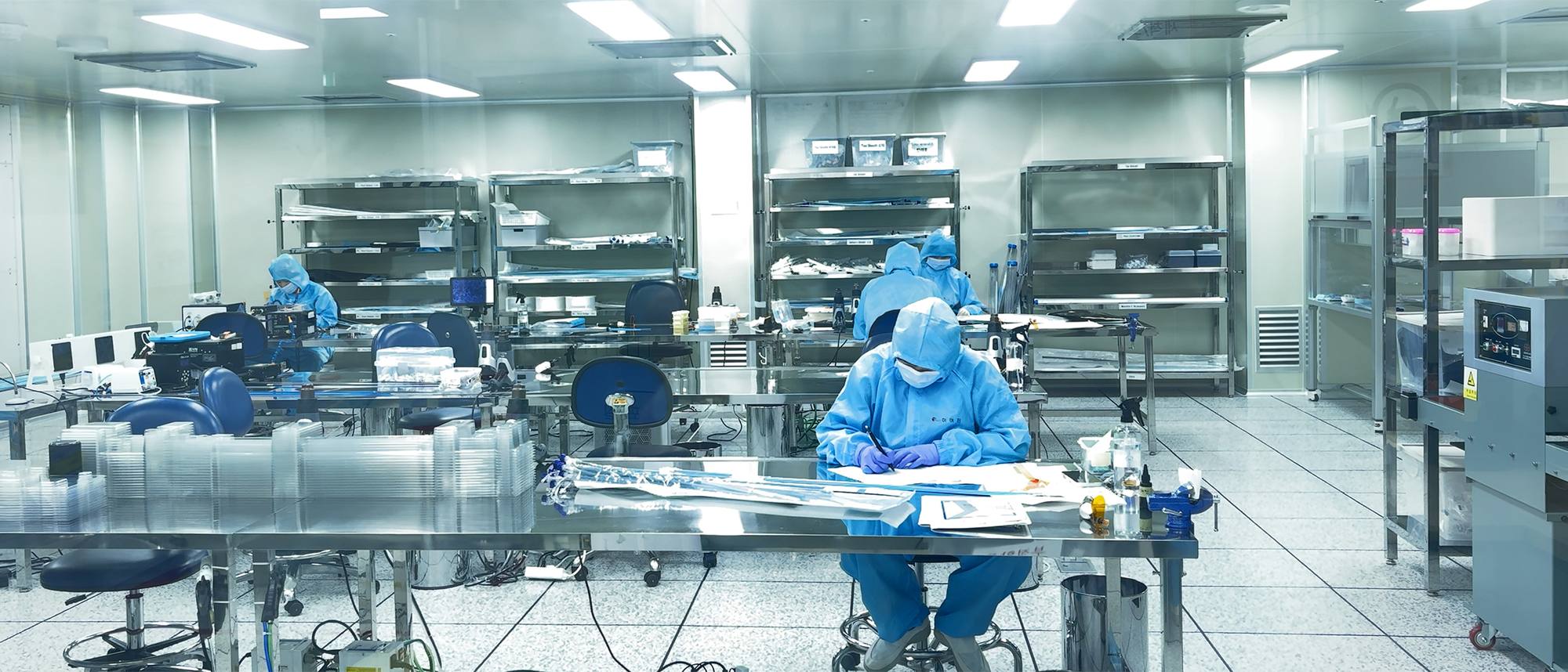 Tau Medical 클린룸 조립 현장